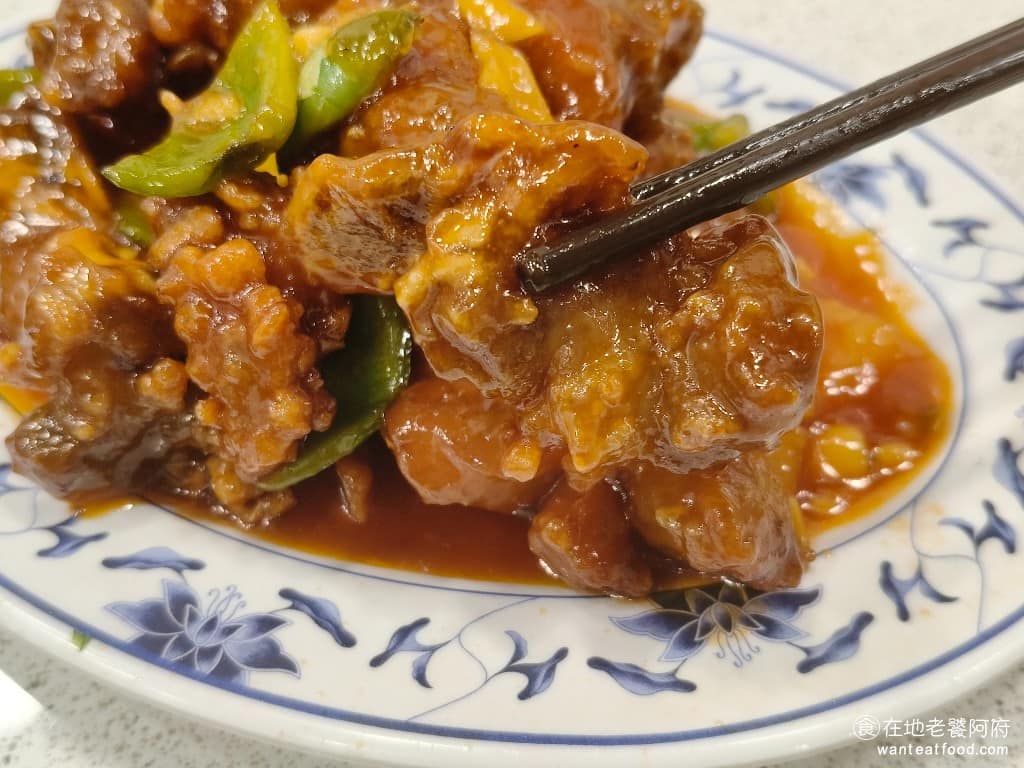 忠南飯館 忠南飯館菜單 忠南飯館推薦 大安區美食 大安美食 中式料理 眷村菜 醬汁的味道調得都不錯,但排骨肉的外皮吃起來不夠酥脆,而且排骨帶骨,吃起來較麻煩,而且排骨肉裡面的碎骨頭很多,很容易咬到,吃起來不太舒服。 @在地老饕阿府