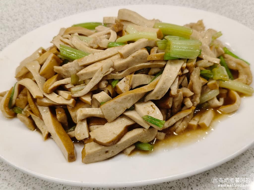 忠南飯館 忠南飯館菜單 忠南飯館推薦 大安區美食 大安美食 中式料理 眷村菜 豆干肉絲 這是菜單上有皇冠標記的招牌菜,幾乎每一桌人都有點,豆干跟肉絲炒得很嫩,吃起來比較濕軟,不是帶焦香的味道,口感軟嫩吃起來很下飯,但味道則比較清淡。 @在地老饕阿府