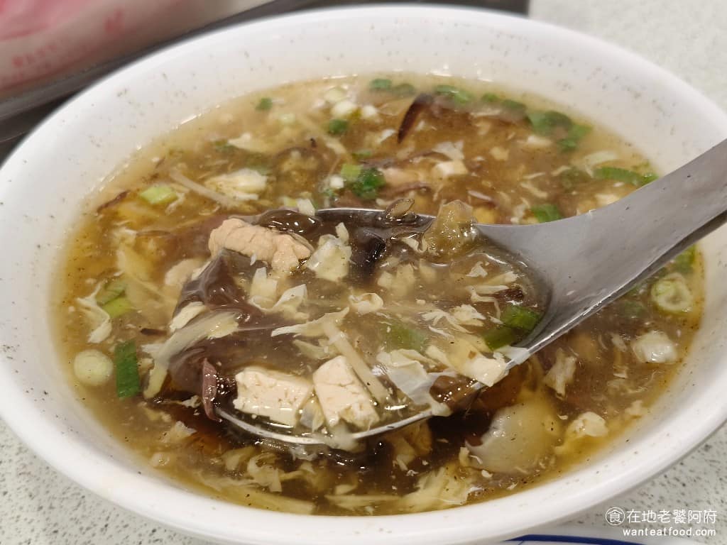 忠南飯館 忠南飯館菜單 忠南飯館推薦 大安區美食 大安美食 中式料理 眷村菜 裡面料很豐富,有豆腐、木耳、豬血、肉絲、雞蛋、蔥等,喝起來還行。 @在地老饕阿府