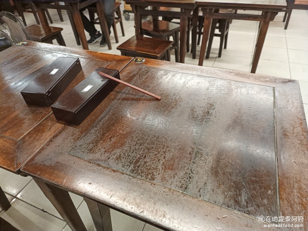 五祿米糕排骨酥 內湖美食 台灣小吃 桌面非常寬敞也很乾淨,桌上的紋路只是反光而已 @在地老饕阿府