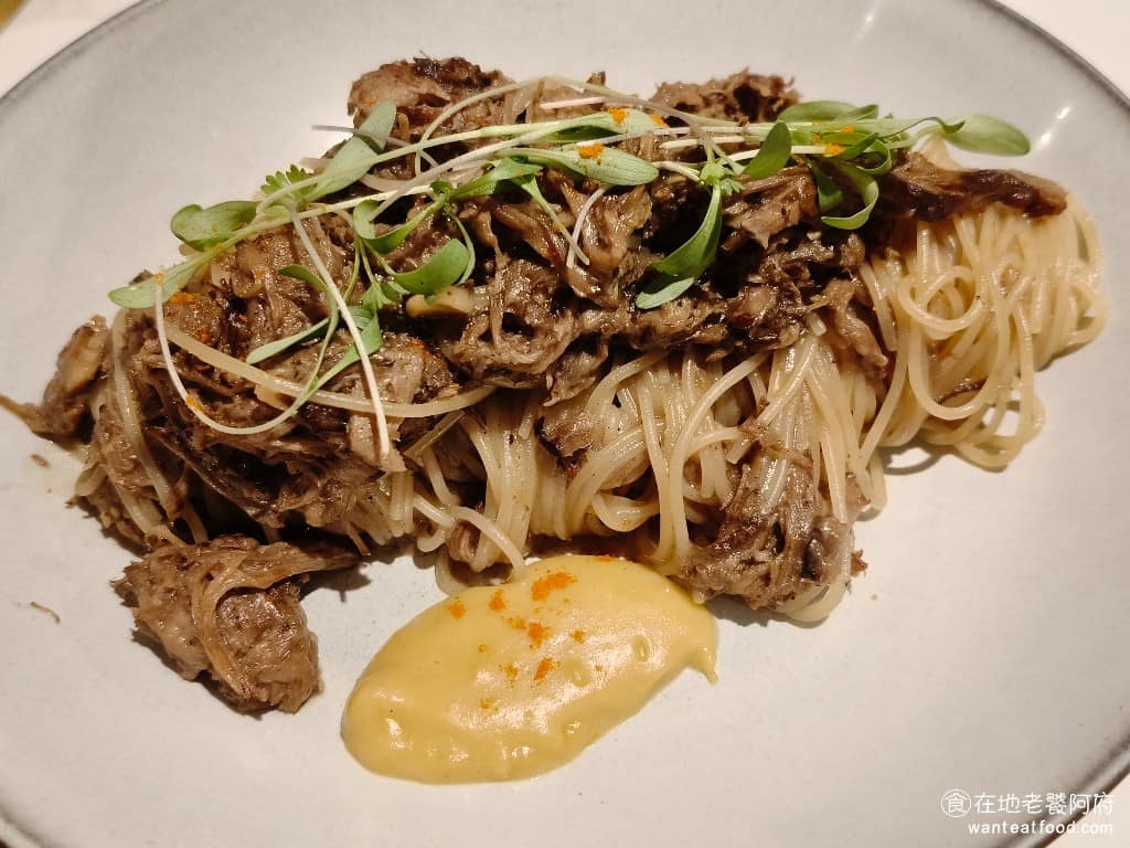 Pastaio 內湖 內湖菜單 內湖推薦 內湖區美食 內湖美食 西湖美食 義式料理 義大利麵 咖啡手撕羊天使細麵 這道很特別,用咖啡當調味,搭配手撕羊肉和天使細麵,咖啡的微苦香氣,跟羊肉的濃郁風味,搭在一起非常合適,只不過炒得有一點偏乾。 @在地老饕阿府