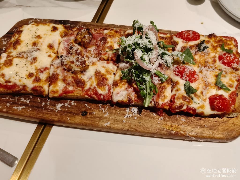 Pastaio 內湖 內湖菜單 內湖推薦 內湖區美食 內湖美食 西湖美食 義式料理 義大利麵 披薩四重奏 一次可以吃到四種口味,有瑪格麗特、義式火腿、臘腸野菇、檸香芝麻葉,還可選擇要圓形的「羅馬蜂巢披薩」,還是長方形的「西西里佛卡夏」。 @在地老饕阿府