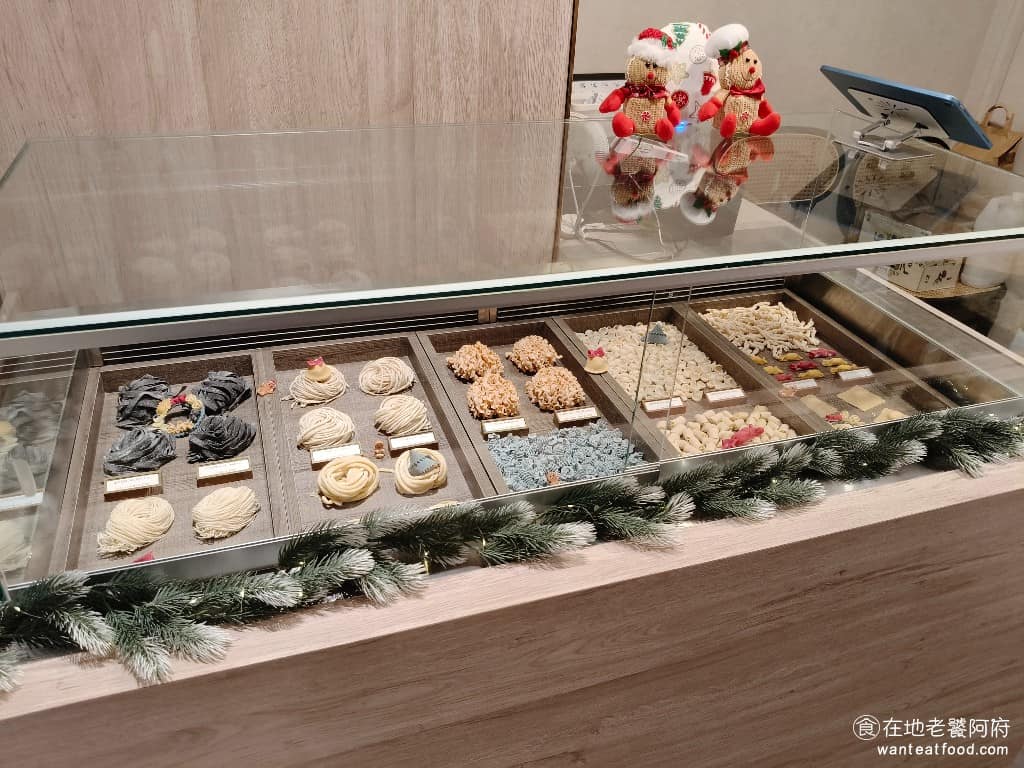 Pastaio 內湖 內湖菜單 內湖推薦 內湖區美食 內湖美食 西湖美食 義式料理 義大利麵 Pastaio 最大特色就是自家製的手工義大利麵,擺在展示櫃內超吸睛,多達十種,點餐前店員會和你說,可以先去展示櫃中選擇喜歡的麵條。 @在地老饕阿府