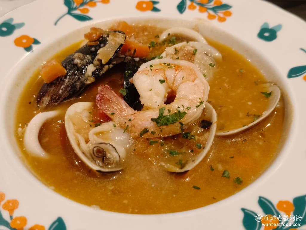 Pastaio 內湖 內湖菜單 內湖推薦 內湖區美食 內湖美食 西湖美食 義式料理 義大利麵 番茄海鮮湯 一喝就知道,完全是由滿滿的海鮮煮出來的湯頭,喝起來鮮味十足,而且特別鹹,完全是道地義式口味。 @在地老饕阿府