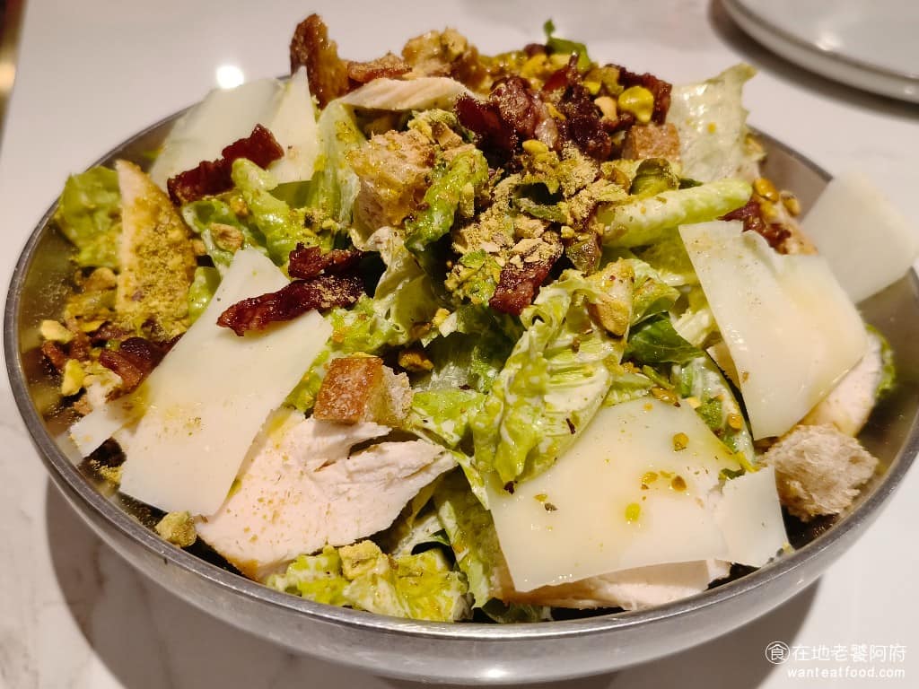 Pastaio 內湖 內湖菜單 內湖推薦 內湖區美食 內湖美食 西湖美食 義式料理 義大利麵 香緹凱薩沙拉 裡面有非常多種的配料,整碗沙拉非常豐盛,有核桃、開心果、生菜、沙拉麵包、酪梨片、起司片,還有雞肉片。 @在地老饕阿府