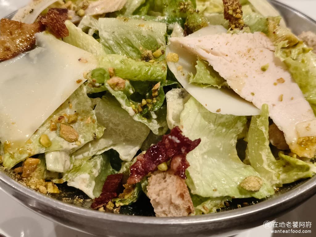 Pastaio 內湖 內湖菜單 內湖推薦 內湖區美食 內湖美食 西湖美食 義式料理 義大利麵 雖然配料很豐盛,但因為撒上了一些堅果,吃生菜的時候會咬到堅硬的堅果,這樣口感有一點不好,而且凱撒醬的味道也偏淡。 @在地老饕阿府