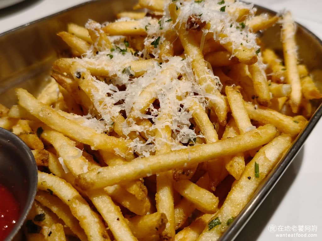 Pastaio 內湖 內湖菜單 內湖推薦 內湖區美食 內湖美食 西湖美食 義式料理 義大利麵 薯條的蒜味非常重,吃起來非常香,口感很酥脆,但因為是細薯,所以吃起來會比一般薯條更硬一點。 @在地老饕阿府