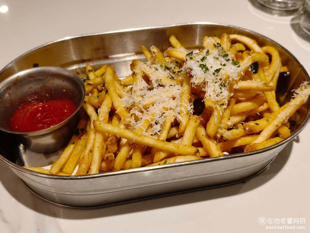 Pastaio 內湖 內湖菜單 內湖推薦 內湖區美食 內湖美食 西湖美食 義式料理 義大利麵 蒜味薯條 薯條的份量給得很多,上面灑滿了起司,以及少許九層塔做提味,旁邊附上了店家自製的番茄醬。 @在地老饕阿府