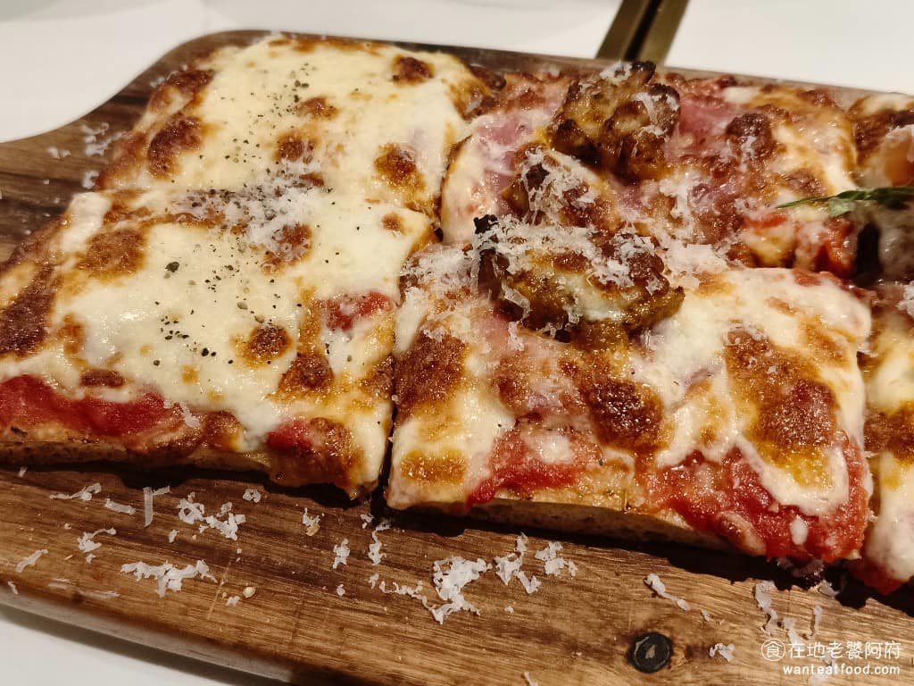 Pastaio 內湖 內湖菜單 內湖推薦 內湖區美食 內湖美食 西湖美食 義式料理 義大利麵 披薩餅皮底層香脆,內裡口感軟嫩,只不過吃起來有點太厚,整體口感偏應,也感覺麵包的比例過高,配料的比例偏少。 @在地老饕阿府