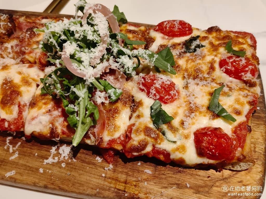 Pastaio 內湖 內湖菜單 內湖推薦 內湖區美食 內湖美食 西湖美食 義式料理 義大利麵 西西里披薩,是厚實長方形麵包,Pastaio 是用自製的佛卡夏麵包,鋪上義式生火腿、芝麻葉、醃洋蔥、沙拉米臘腸,和滿滿乳酪,烘烤後香氣十足。 @在地老饕阿府