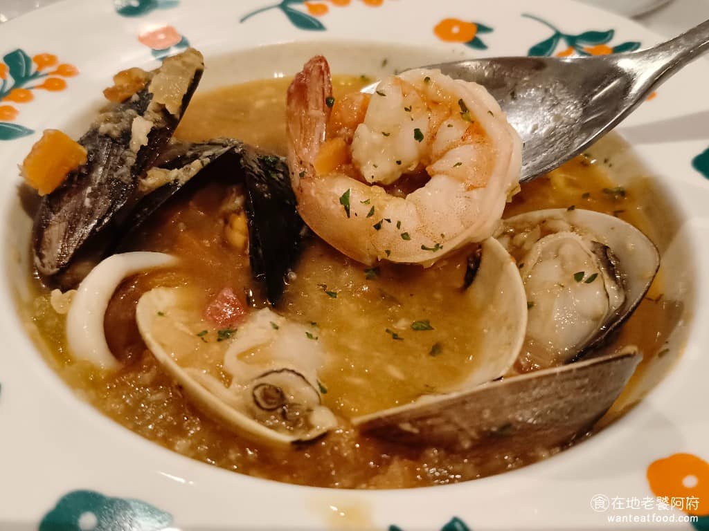Pastaio 內湖 內湖菜單 內湖推薦 內湖區美食 內湖美食 西湖美食 義式料理 義大利麵 裡面有滿滿的蝦子和蛤蜊,每一種都吃起來非常的鮮甜且大顆,喜歡海鮮鮮味的人,非常推薦這碗湯。 @在地老饕阿府