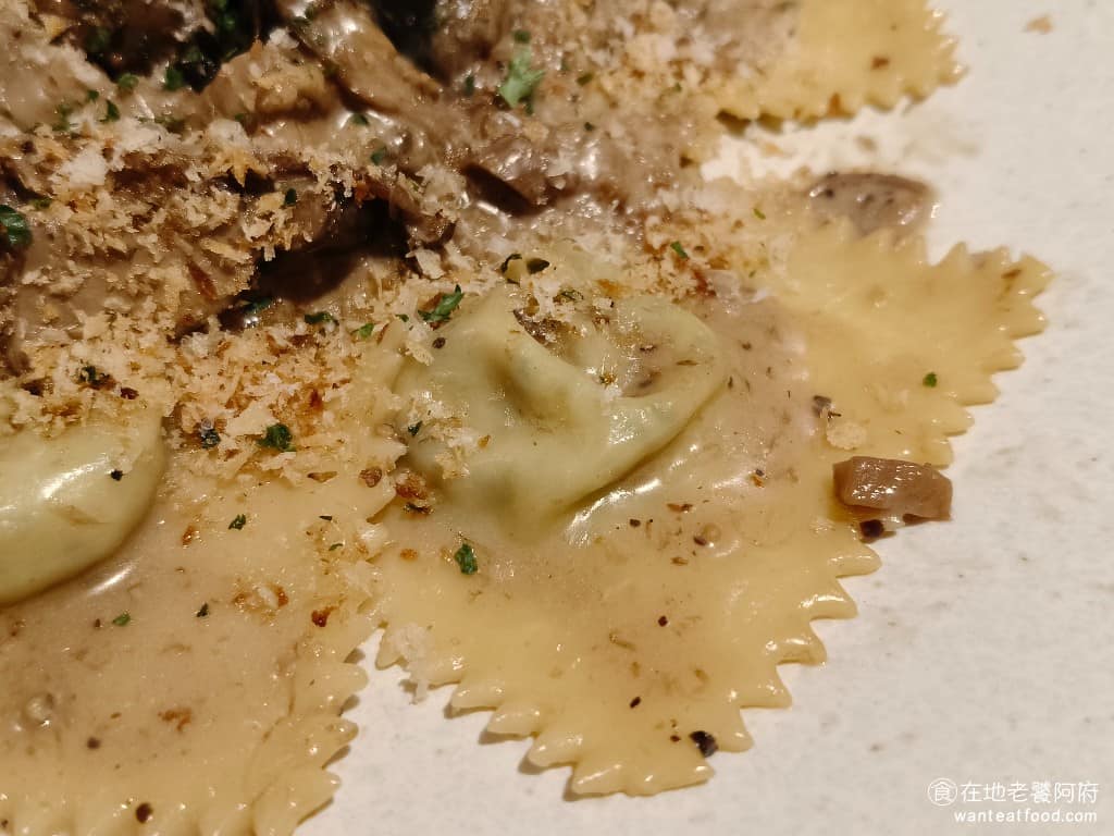 Pastaio 內湖 內湖菜單 內湖推薦 內湖區美食 內湖美食 西湖美食 義式料理 義大利麵 餃子的外皮口感偏硬,做法是很道地的義式口味,裡面包滿了韭菜,起司味非常香濃,整體表現非常不錯,是推薦的餐點之一。 @在地老饕阿府