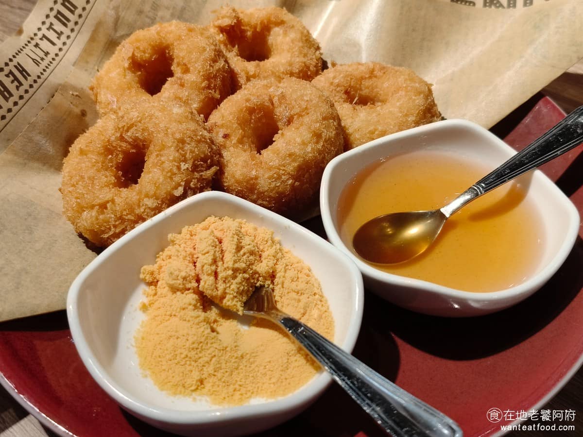 瓦城泰國料理 美麗華店 中山區美食 劍南路站美食 泰式料理 蝦滋圈 如果想要吃到外皮酥脆,裡面蝦肉更厚實那就推薦點這道菜,造型上非常獨特形狀像甜甜圈,吃起來味道也不錯但相比之下還是月亮蝦餅會更好吃。 @在地老饕阿府