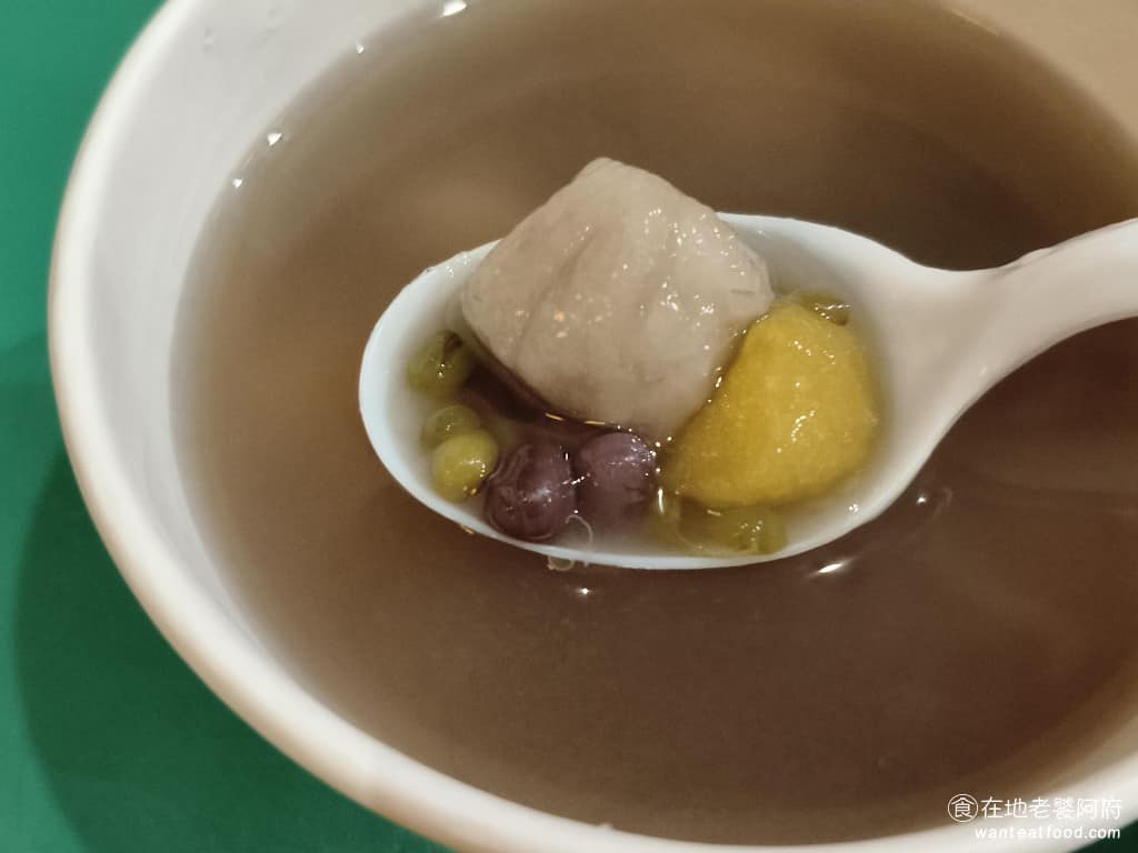 賴阿婆芋圓 賴阿婆芋圓菜單 賴阿婆芋圓推薦 瑞芳區美食 瑞芳美食 甜點點心 芋園 芋圓 芋頭圓 使用大甲芋頭製作，口感非常軟，但會帶一種黏黏的感覺，芋頭香氣不算特別突出，風味比較淡，有人說之前芋頭比例比較高，現在吃起來粉味重了一點。 @在地老饕阿府