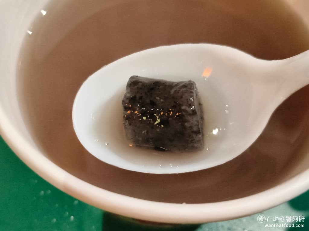 賴阿婆芋圓 賴阿婆芋圓菜單 賴阿婆芋圓推薦 瑞芳區美食 瑞芳美食 甜點點心 芋園 芋圓 芝麻圓 咬下去能吃到細碎的芝麻粒，香氣濃郁越嚼越香，層次感很好，愛吃芝麻的人必點。 @在地老饕阿府