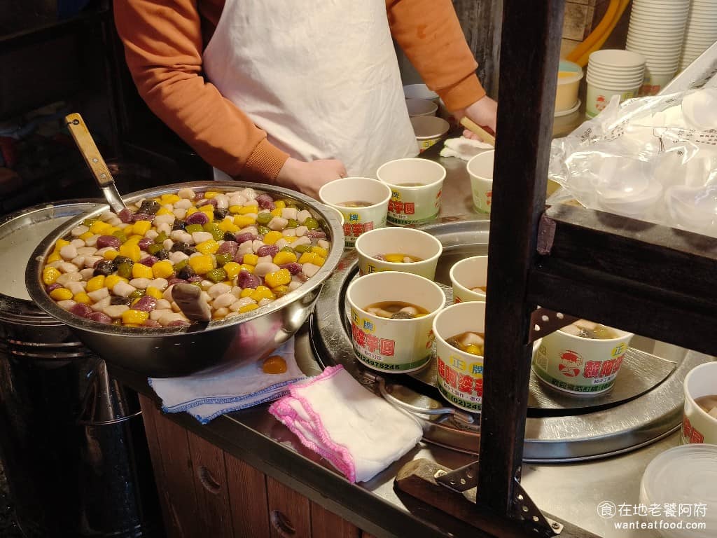 賴阿婆芋圓 賴阿婆芋圓菜單 賴阿婆芋圓推薦 瑞芳區美食 瑞芳美食 甜點點心 芋園 芋圓 店家製作過程透明，芋圓都是當場煮好，消耗速度快，不用擔心不新鮮，老闆舀芋圓的手，幾乎沒停過，出餐效率很高。可以自己調整甜度，不喜歡太甜的話，可以跟店員說減糖，湯頭做成微甜的程度，是為了不搶走芋圓本身的甜味，整體甜度平衡得不錯。 @在地老饕阿府