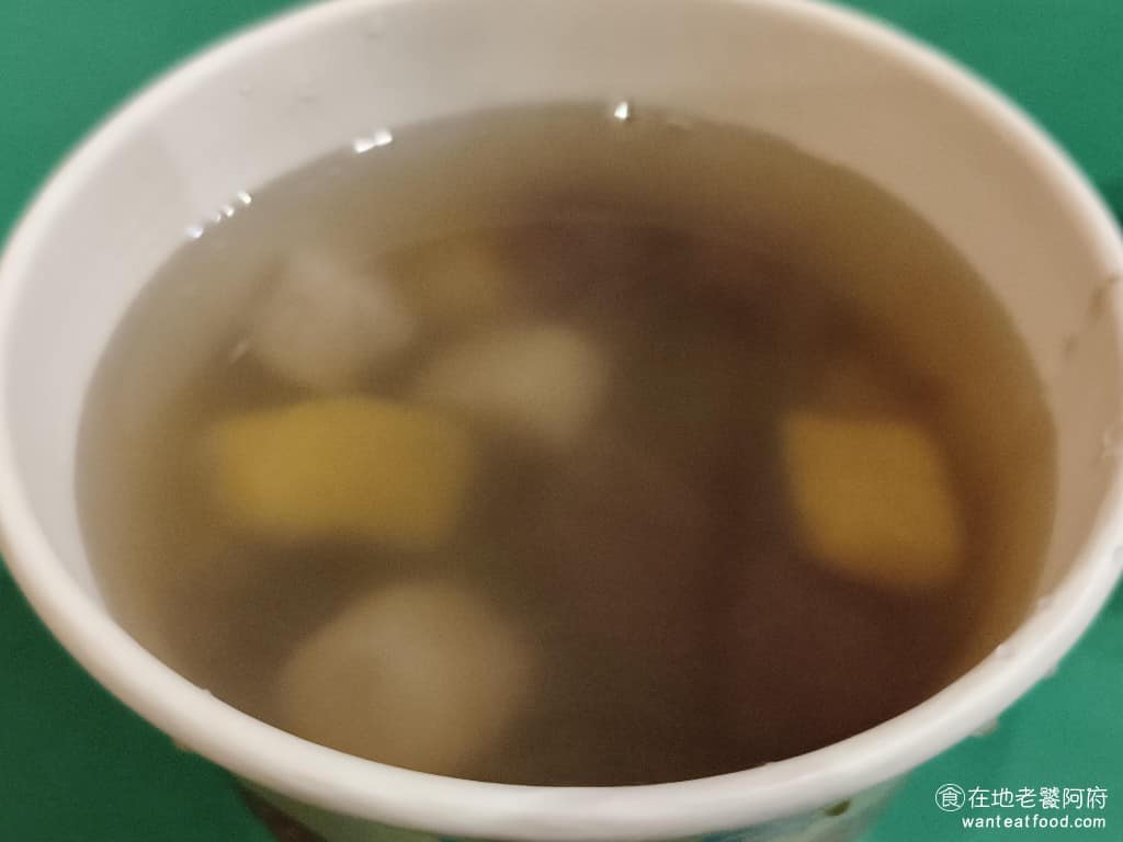 賴阿婆芋圓 賴阿婆芋圓菜單 賴阿婆芋圓推薦 瑞芳區美食 瑞芳美食 甜點點心 芋園 芋圓 綜合芋圓 碗裡有芋頭圓、地瓜圓、紫薯圓、綠茶圓、芝麻圓五種芋圓，配料是紅豆、綠豆、大紅豆，上面放碎冰。芋圓的大小中等，比一般芋圓稍大一些。 @在地老饕阿府