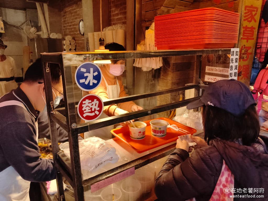 賴阿婆芋圓 賴阿婆芋圓菜單 賴阿婆芋圓推薦 瑞芳區美食 瑞芳美食 甜點點心 芋園 芋圓 《賴阿婆芋圓》菜單很簡單，就是綜合芋圓一種選項，一碗 50 元，點餐時店員會問你要冰的，還是熱的只有這兩種選項，沒有其他變化。冷的會加碎冰，熱的就是熱湯底。 @在地老饕阿府