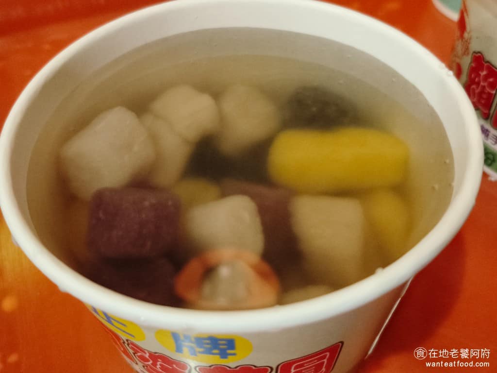 賴阿婆芋圓 賴阿婆芋圓菜單 賴阿婆芋圓推薦 瑞芳區美食 瑞芳美食 甜點點心 芋園 芋圓 賴阿婆的芋圓，是九份芋圓店裡最軟的，Q彈有嚼勁，而阿柑姨的芋圓，口感比較硬，賴阿婆的芋圓吃起來，軟嫩許多。 @在地老饕阿府