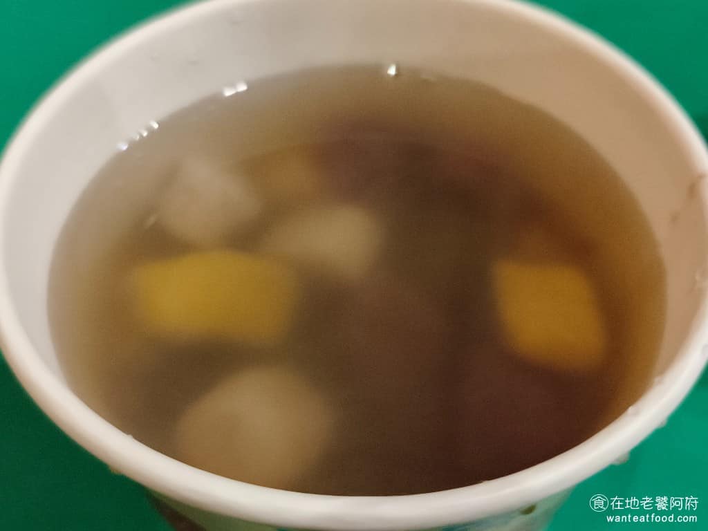 賴阿婆芋圓 賴阿婆芋圓菜單 賴阿婆芋圓推薦 瑞芳區美食 瑞芳美食 甜點點心 芋園 芋圓 是一般的糖水，做成微甜的程度，這樣才不會搶走芋圓本身的甜味，加碎冰後甜度會被稀釋一點，整體喝起來順口、不膩。 @在地老饕阿府