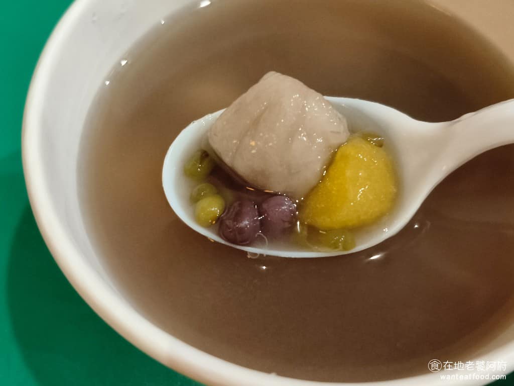 賴阿婆芋圓 賴阿婆芋圓菜單 賴阿婆芋圓推薦 瑞芳區美食 瑞芳美食 甜點點心 芋園 芋圓 配料都煮得蠻軟爛的，有紅豆和綠豆，甜度適中，也可以請店家不要加，提前告知就可以，配料的量算普通，不算特別多，只不過比起破掉的豆子，個人更喜歡飽滿有顆粒感的。 @在地老饕阿府