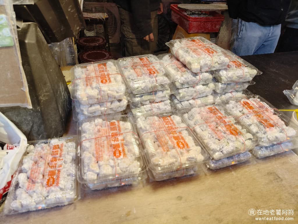 賴阿婆芋圓 賴阿婆芋圓菜單 賴阿婆芋圓推薦 瑞芳區美食 瑞芳美食 甜點點心 芋園 芋圓 另外店家有賣生芋圓，讓你帶回家煮，保存方式是冷凍，煮的時候不用解凍，水滾後下鍋，浮起來就撈起，再拌糖水放涼，加冰塊就可以吃了，當伴手禮送人也不錯。 @在地老饕阿府