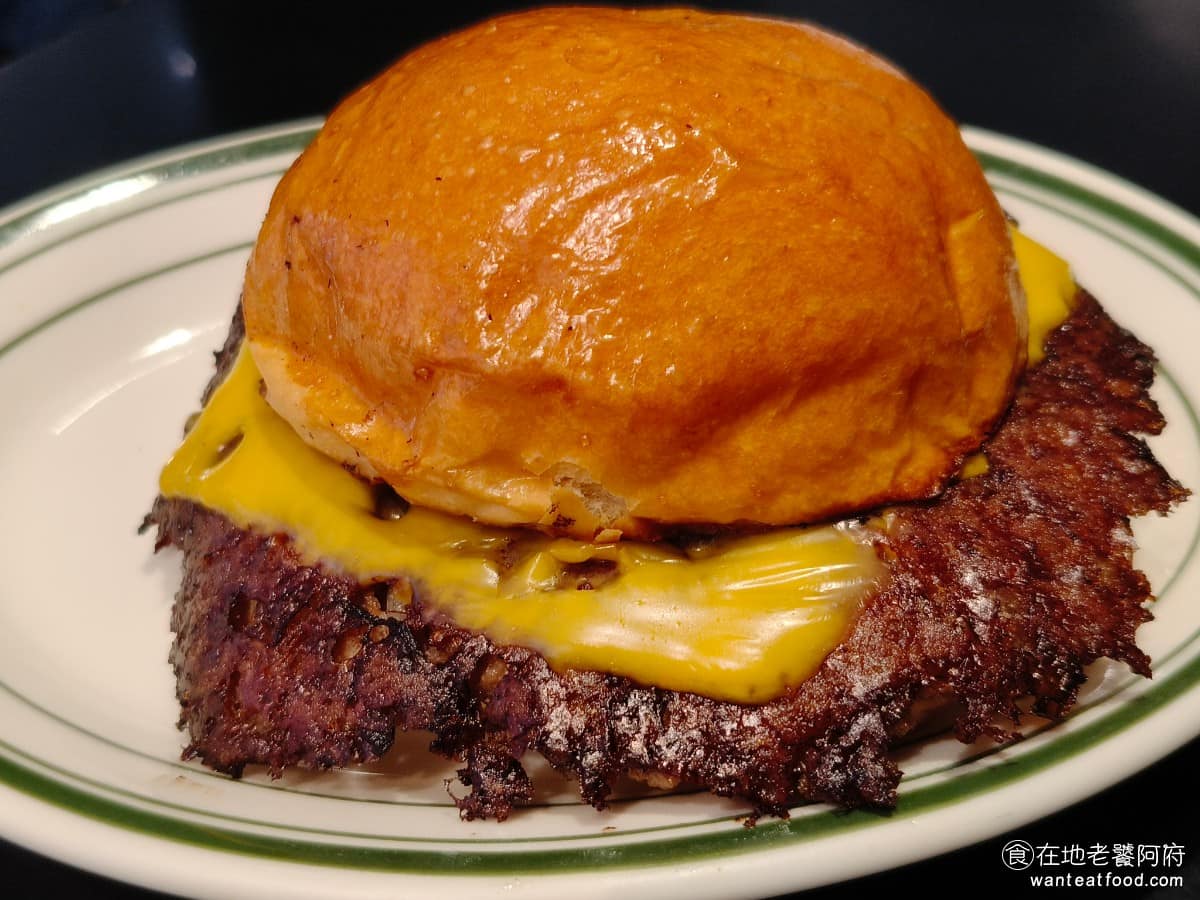 Patty Addy Burger Burger菜單 Burger推薦 大安區美食 大安美食 奧克拉荷馬單層牛肉漢堡 這是三款裡面最陽春的版本，連派蒂漢堡有的私房醬和番茄醬都沒有，吃的時候要自己動手加番茄醬跟芥末醬調味，等於是把調味權交給客人自己決定。 @在地老饕阿府