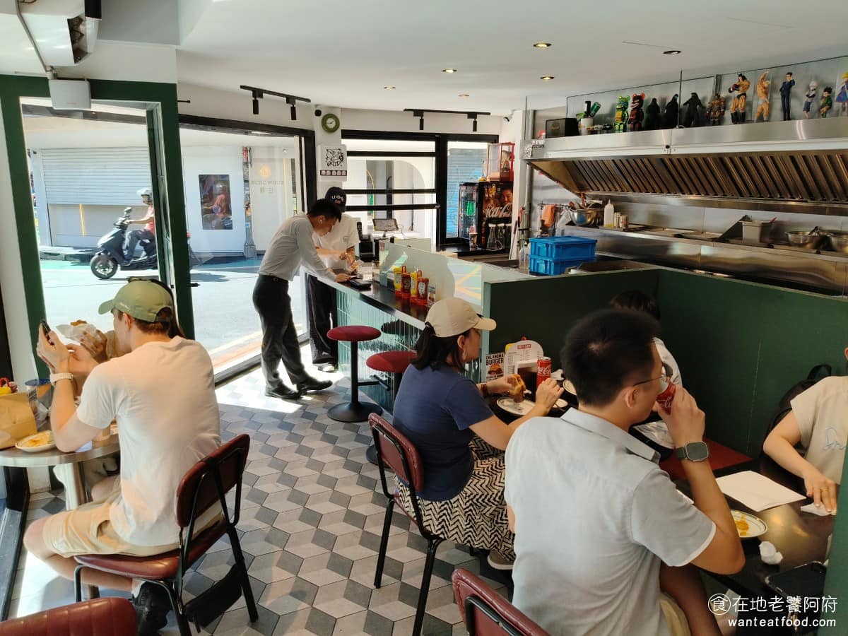 Patty Addy Burger Burger菜單 Burger推薦 大安區美食 大安美食 店面座落在巷弄裡，屬於東區常見的小型三角窗店面，內用空間不大，估計可容納十幾人左右，座位數有限，用餐尖峰時段常常一位難求，客滿時店家也會安排併桌，需要有排隊或候位的心理準備。 @在地老饕阿府