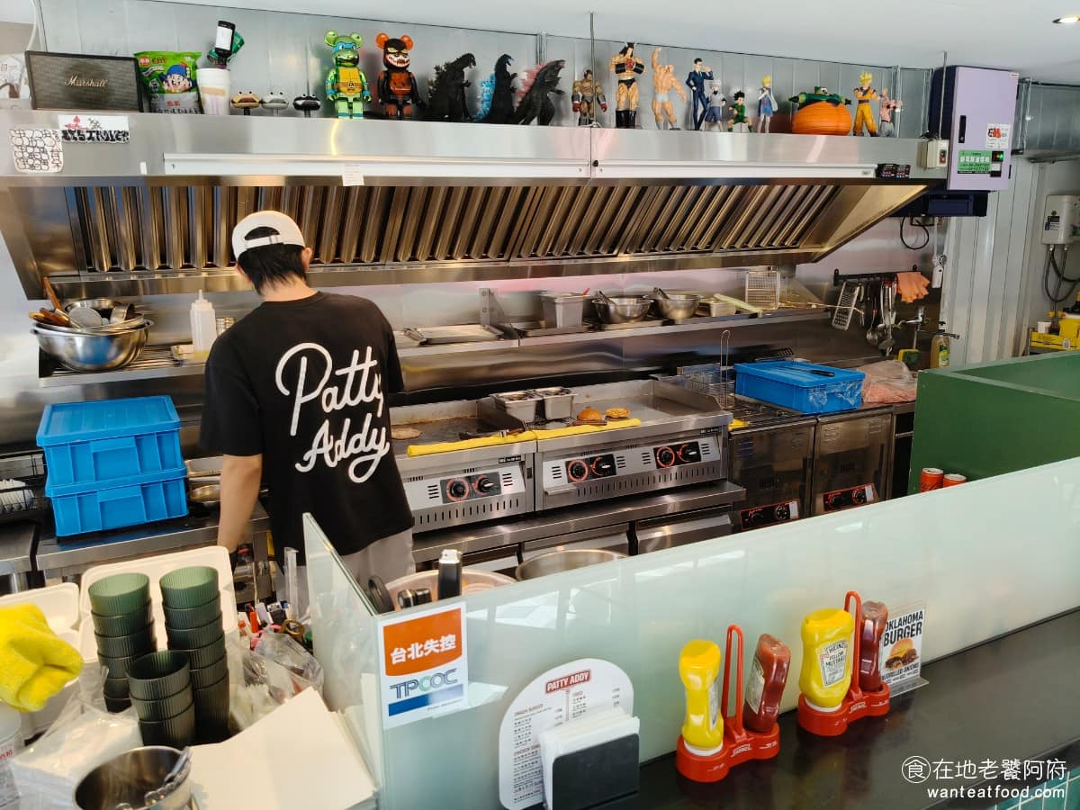 Patty Addy Burger Burger菜單 Burger推薦 大安區美食 大安美食 主打的是道地美式 Smash Burger 做法，把漢堡排放在鐵板上重壓，讓肉排跟鐵板產生強烈的梅納反應。煎出來的邊緣焦脆，中間則保留住肉汁，這是跟一般厚切漢堡排最大的不同之處。牆上也擺放著很多美式動漫和日式動漫的公仔。 @在地老饕阿府