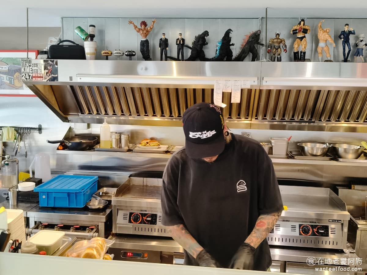 Patty Addy Burger Burger菜單 Burger推薦 大安區美食 大安美食 《Patty Addy Burger》是由台灣饒舌歌手 Teezy 跨界開設的漢堡店，算是音樂人跨足餐飲的例子。這類背景，也讓這間店在開幕初期，就吸引不少話題和關注。 @在地老饕阿府