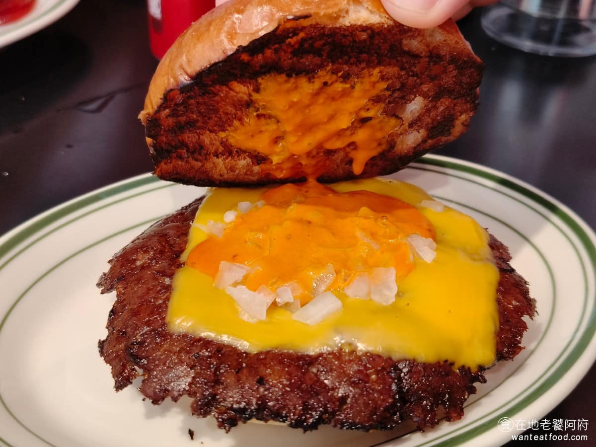 Patty Addy Burger Burger菜單 Burger推薦 大安區美食 大安美食 最大的問題是肉排煎得太乾，覺得有點煎過頭了，吃起來偏柴，邊緣的地方，甚至硬到咬不太動，這點蠻扣分的。 @在地老饕阿府