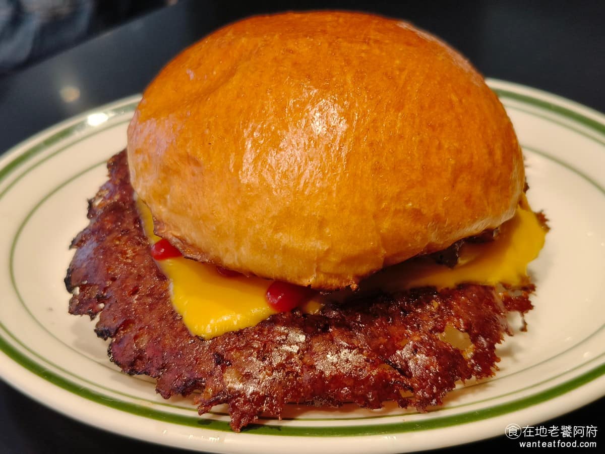 Patty Addy Burger Burger菜單 Burger推薦 大安區美食 大安美食 經典單層牛肉堡 走的是最傳統的壓扁做法，裡面加的是煎洋蔥和番茄醬，比起招牌的派蒂漢堡，個人覺得經典版反而比較好吃，味道比較正統，算是這裡三款牛肉堡裡，表現最平衡的一個。 @在地老饕阿府