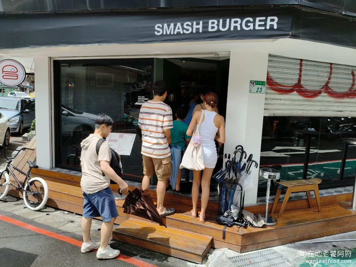 Patty Addy Burger Burger菜單 Burger推薦 大安區美食 大安美食 曾被幾家美食媒體和《食尚玩家》等節目報導過，也有主持人親自到店推薦。甚至有網紅在國外論壇 Reddit 上稱讚，這是台北數一數二好吃的美式漢堡店，算是頗受外國人肯定的一間店。 @在地老饕阿府
