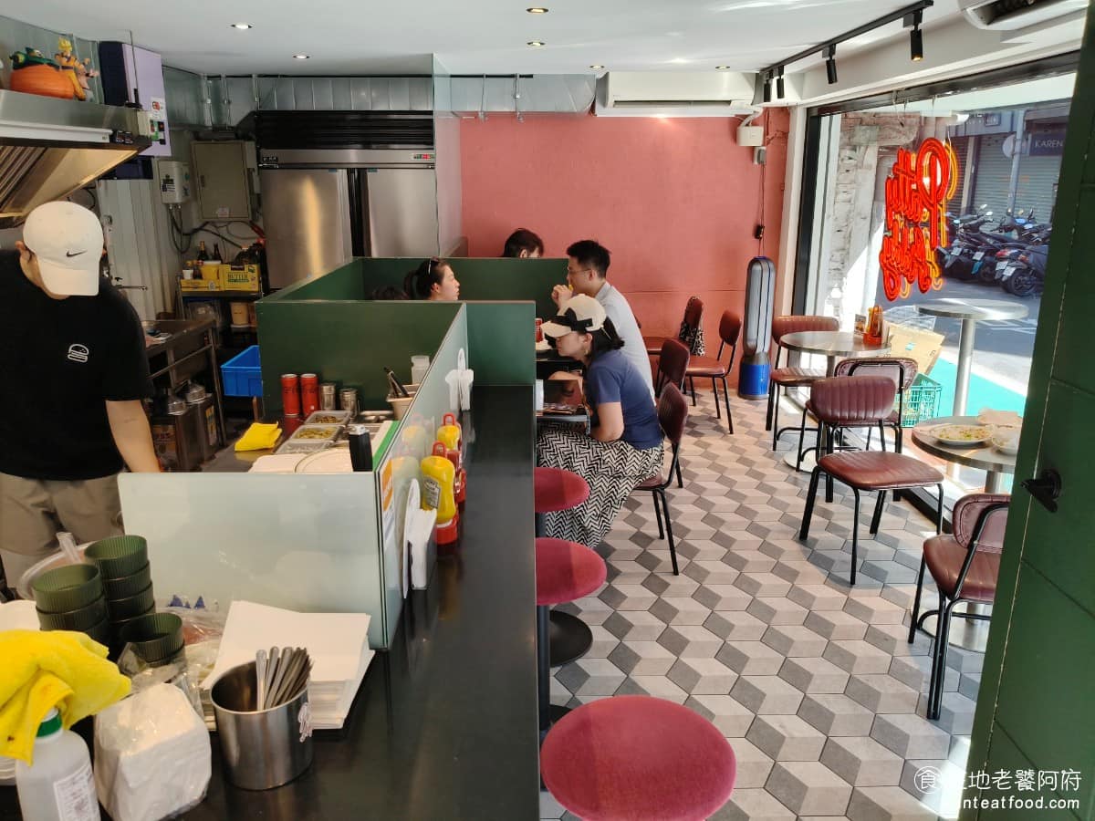 Patty Addy Burger Burger菜單 Burger推薦 大安區美食 大安美食 因為廚房間台只有一個，也只有一個人在作業，所以人多客滿的時候，如果瞬間太多單，等候時間就會比較長。 @在地老饕阿府
