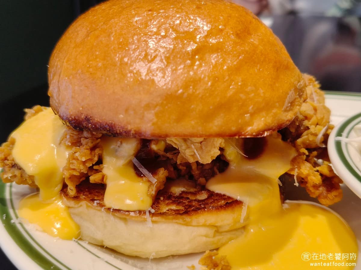 Patty Addy Burger Burger菜單 Burger推薦 大安區美食 大安美食 帕瑪森起司炸雞堡 用的是雞腿肉，炸得非常酥脆，裡面的肉質不會太硬，加了不少美乃滋，吃起來不會乾柴，想吃比較有肉感的炸雞堡可以點這個，是裡面表現比較好的。 @在地老饕阿府