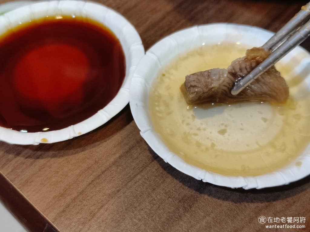 老程麵店 老程麵店菜單 老程麵店推薦 大同區美食 大同美食 台灣小吃 醡醬麵 甜蒜醬味道很特別,滿滿的醋、糖以及大蒜,吃起來又甜又酸,很適合沾滷味,吃起來非常開胃。 @在地老饕阿府
