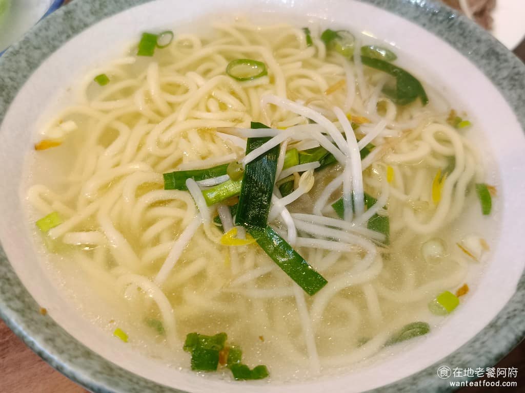 老程麵店 老程麵店菜單 老程麵店推薦 大同區美食 大同美食 台灣小吃 醡醬麵 切仔麵湯 沒有特別的調味,湯頭清淡,裡面的麵條份量給得很多,吃起來非常清爽,完全不油膩,很舒服的一碗麵。 @在地老饕阿府