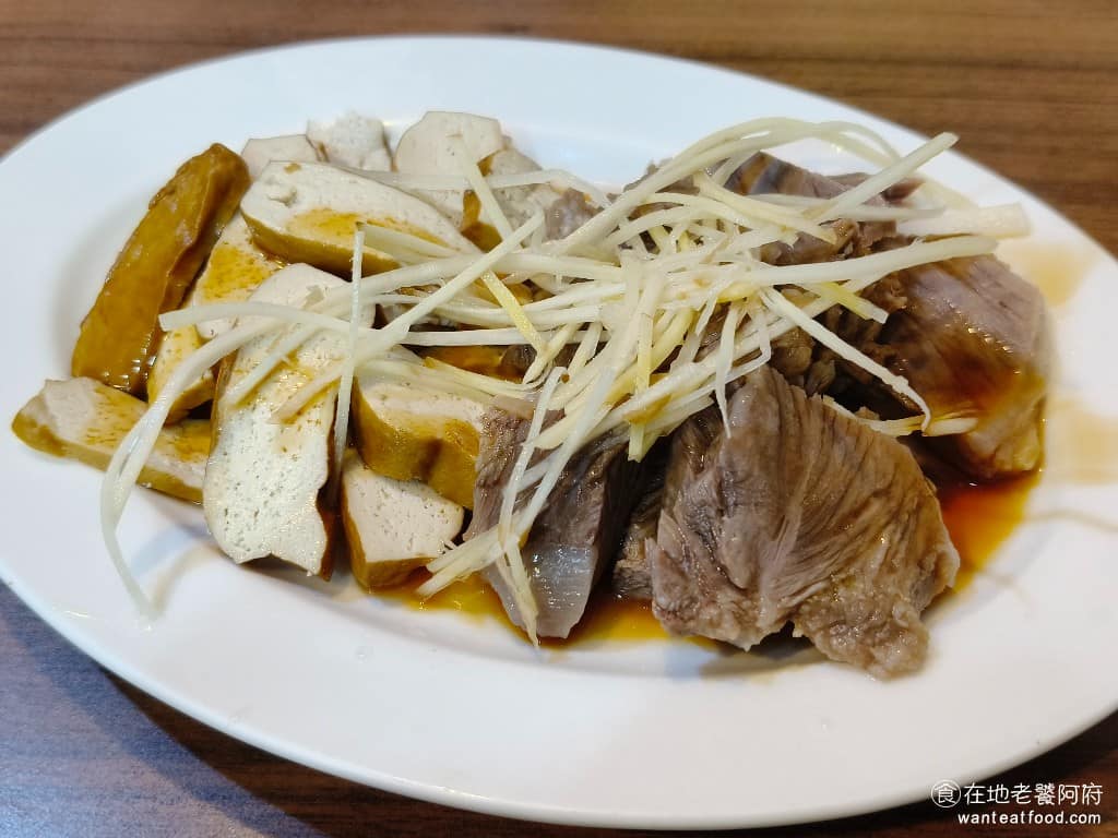 老程麵店 老程麵店菜單 老程麵店推薦 大同區美食 大同美食 台灣小吃 醡醬麵 嘴邊肉和豆干 嘴邊肉肉質超級軟嫩,每片肉吃起來都很舒服,配一點薑絲,更提味。 @在地老饕阿府