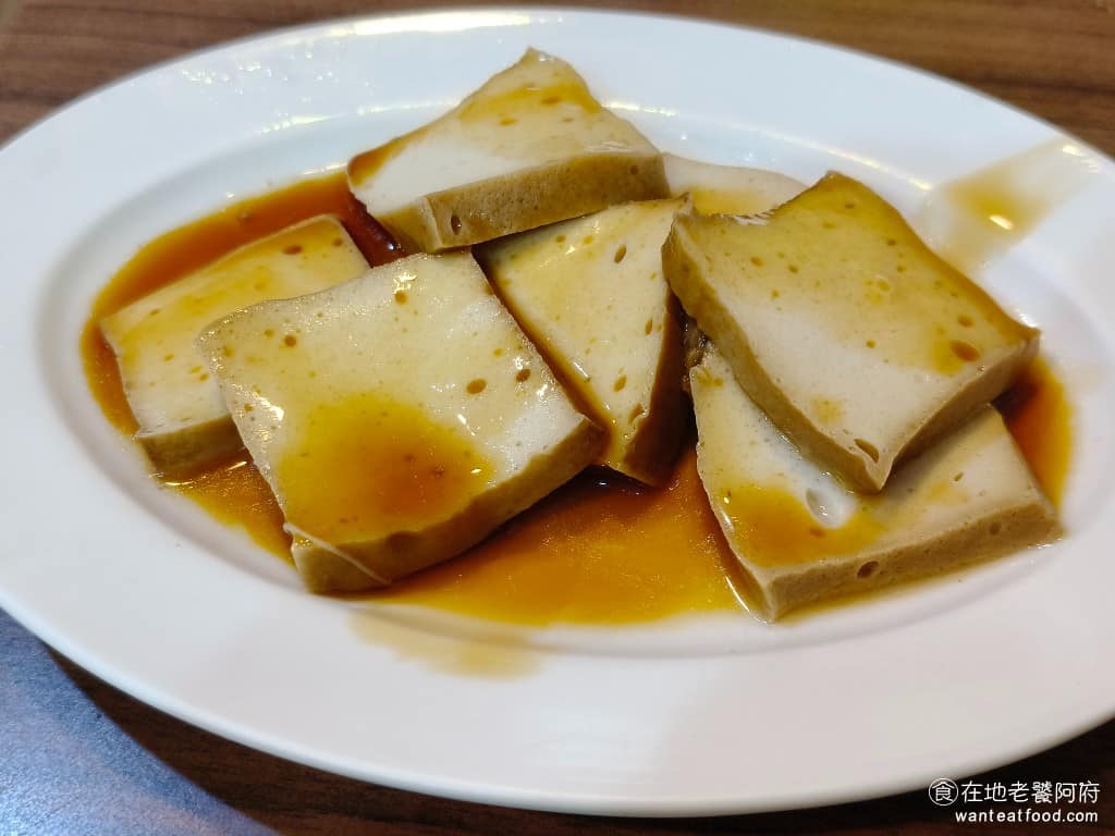 老程麵店 老程麵店菜單 老程麵店推薦 大同區美食 大同美食 台灣小吃 醡醬麵 百頁豆腐 百頁豆腐是限量的,滷得非常軟嫩,口感Q彈,加了滿滿的醬油膏,鹹味足夠,非常好吃。 @在地老饕阿府