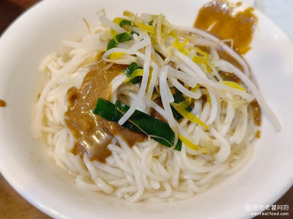 老程麵店 老程麵店菜單 老程麵店推薦 大同區美食 大同美食 台灣小吃 醡醬麵 麻醬乾麵 花生跟芝麻的味道很濃,芝麻味非常濃郁,吃得到芝麻的顆粒感,只不過口感偏乾,會很容易拌不起來,醬汁比較多比較好拌,但有些人可能會覺得太濕。 @在地老饕阿府