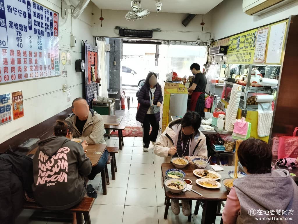 老程麵店 老程麵店菜單 老程麵店推薦 大同區美食 大同美食 台灣小吃 醡醬麵 騎樓外面也擺了3張桌子,有些老客人比較喜歡坐外面,覺得通風又可以看街景,只不過冬天做外面會很冷,麵很容易冷掉。內用座位不多,但翻桌還算快。 @在地老饕阿府