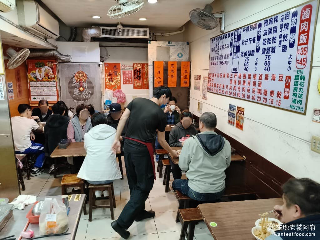 老程麵店 老程麵店菜單 老程麵店推薦 大同區美食 大同美食 台灣小吃 醡醬麵 店面空間不大,裡面大概只有五、六張桌子,但整理得很乾淨明亮,冷氣開得很強,夏天來吃也不會熱。 @在地老饕阿府