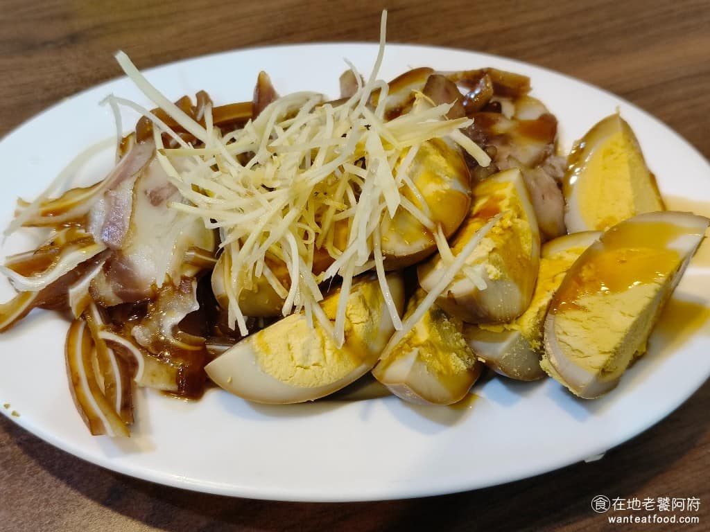 老程麵店 老程麵店菜單 老程麵店推薦 大同區美食 大同美食 台灣小吃 醡醬麵 滷蛋豬耳朵豬頭皮 豬耳朵和豬頭皮處理得也很好,吃起來都非常新鮮,口感軟嫩。 @在地老饕阿府