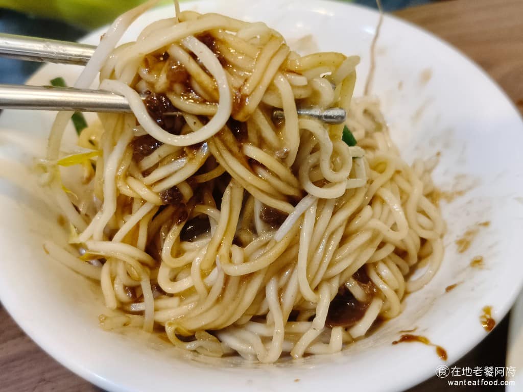 老程麵店 老程麵店菜單 老程麵店推薦 大同區美食 大同美食 台灣小吃 醡醬麵 點餐時,原本以為是傳統的乾麵,沒想到是麻醬麵和炸醬麵的綜合版,一次吃到兩種口味也不錯,這樣的搭配法,確實有特色。 @在地老饕阿府