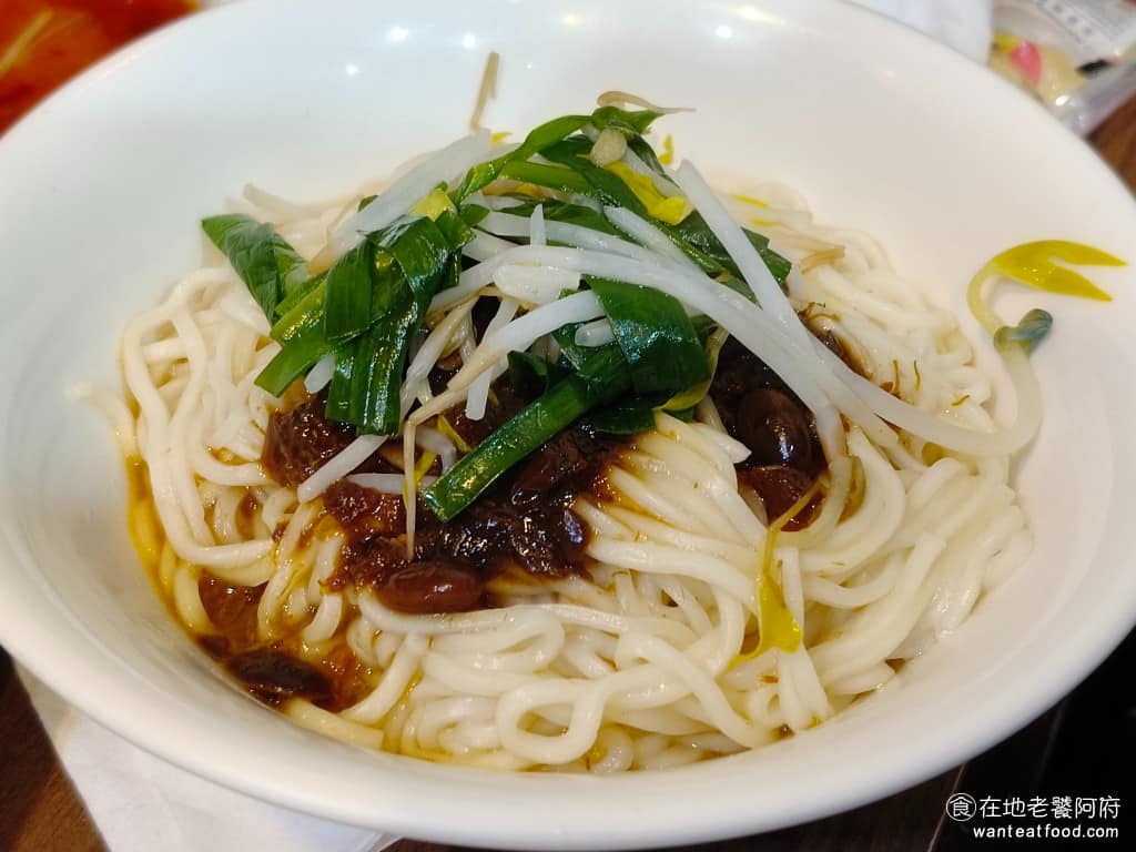 老程麵店 老程麵店菜單 老程麵店推薦 大同區美食 大同美食 台灣小吃 醡醬麵 醡醬乾麵 算是裡面最好吃的,味道偏鹹豆瓣味道是主調,可以吃到肉末跟豆瓣的香氣,醬料不會太稀,也不會太乾,拌起來剛剛好。 @在地老饕阿府
