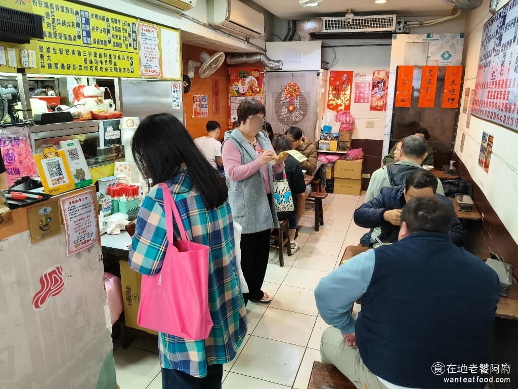 老程麵店 老程麵店菜單 老程麵店推薦 大同區美食 大同美食 台灣小吃 醡醬麵 很多在地人從小吃到大,《老程麵店》,從民國 38 年路邊攤起家,到現在已經傳到第三代,目前是第二代程老爸,跟第三代女兒一起顧店。 @在地老饕阿府