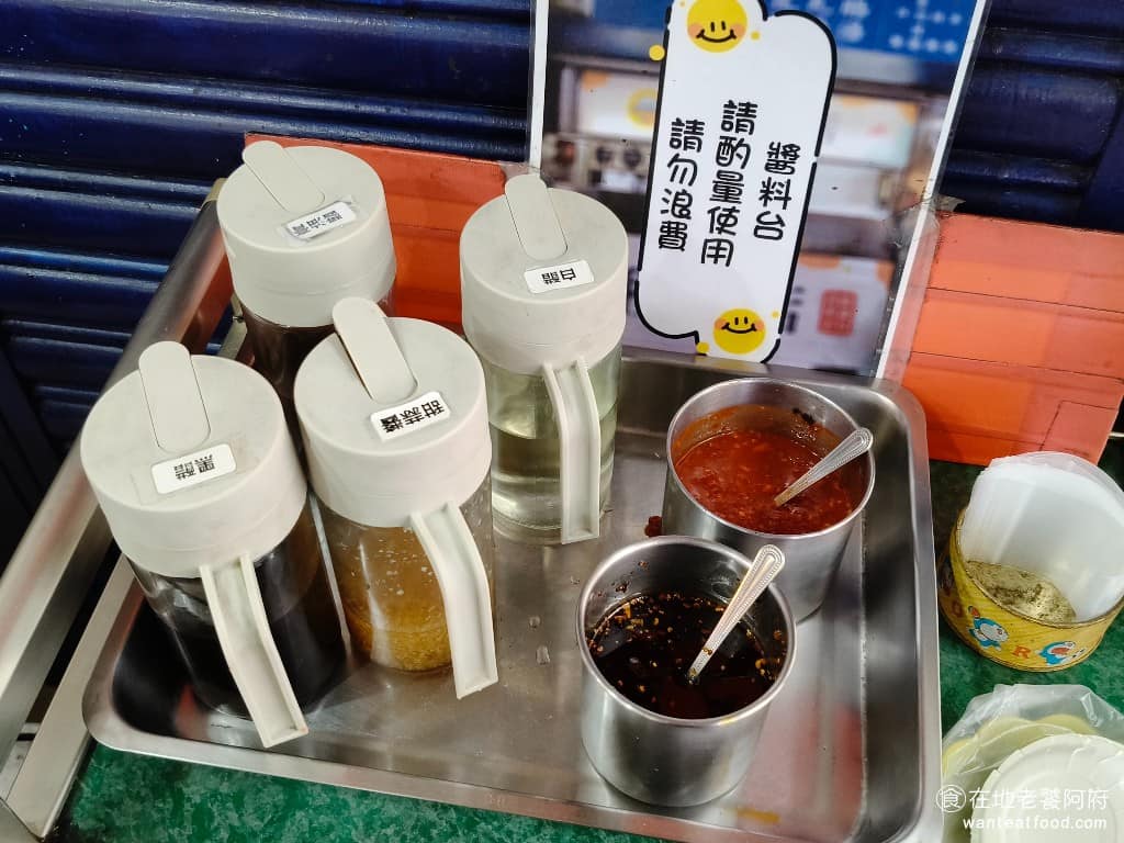 老程麵店 老程麵店菜單 老程麵店推薦 大同區美食 大同美食 台灣小吃 醡醬麵 桌上提供的調味料有白醋、黑醋、醬油膏和甜蒜醬,這個甜蒜醬超級特別,加了滿滿的醋、糖以及大蒜,做出的醬汁又甜又酸,用來沾滷味非常好吃,還看到有客人直接加在乾麵裡吃。 @在地老饕阿府