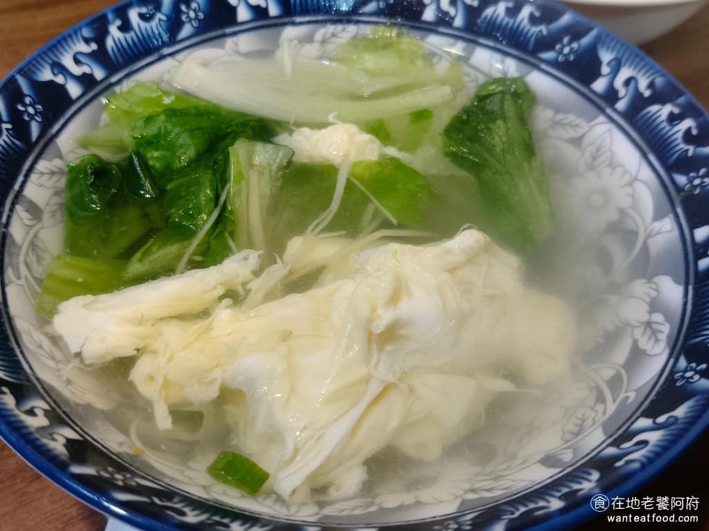 老程麵店 老程麵店菜單 老程麵店推薦 大同區美食 大同美食 台灣小吃 醡醬麵 蛋花湯 蛋花很紮實,應該用了一整顆蛋,蛋的份量很多,湯頭清澈,蛋花口感綿密,喝起來很清爽。 @在地老饕阿府