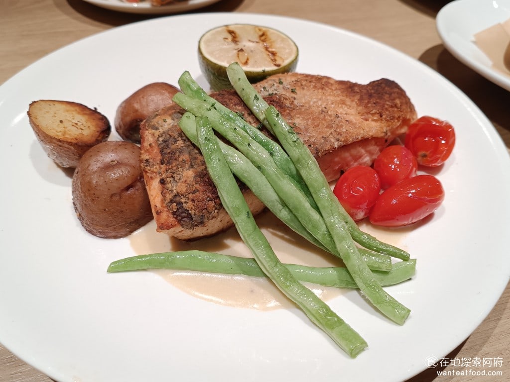 BELLINI Pasta 台北京站店 大同區美食 台北車站美食 水果披薩 BBQ比薩 手工義大利麵 奶香白醬香煎鮭魚排 鮭魚煎得外皮微酥，內部鮮嫩多汁，保留了魚肉的鮮甜與柔軟口感。 @在地老饕阿府