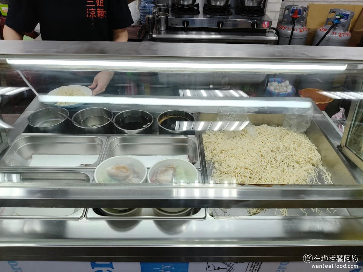 三姐涼麵 三姐涼麵菜單 三姐涼麵推薦 內湖區美食 內湖美食 涼麵全部都是店家手工製作,包含壽司也是,所以壽司有時賣完就沒了,想搭配壽司一起吃,一定要提早來。 @在地老饕阿府